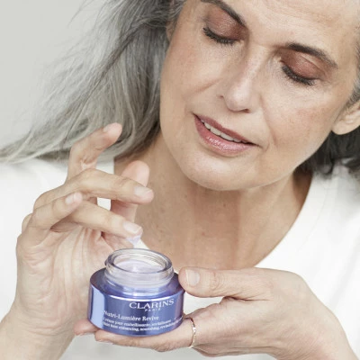 Clarins Nutri-Lumière Revive Crème Jour Embellissante Revitalisante – Image 3