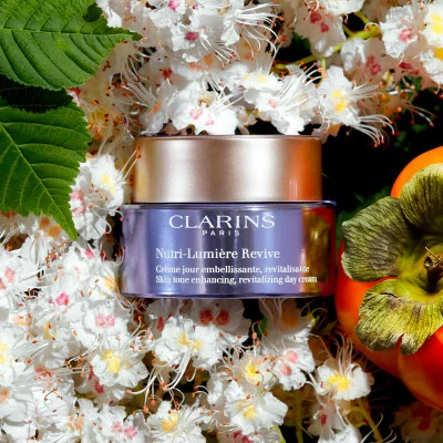 Clarins Nutri-Lumière Revive Crème Jour Embellissante Revitalisante – Image 4